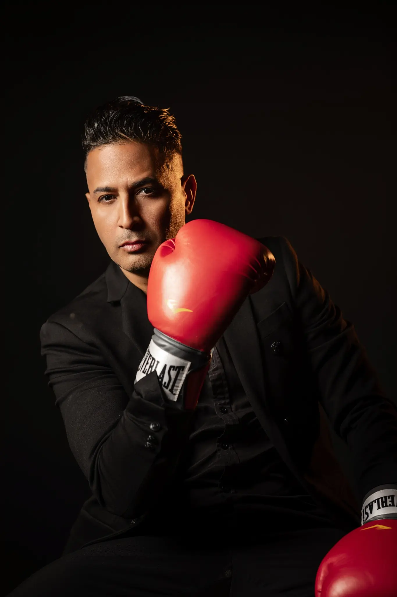 Charlie Cruz con guantes de boxeo